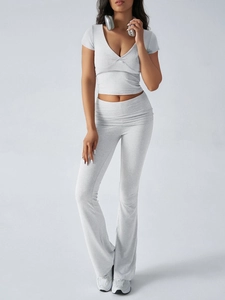 Vue détaillée d'un ensemble Y2K gris avec haut court à col en V et pantalon évasé