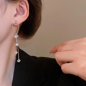 Vue macro de boucles d'oreilles étoiles à pampilles en argent et zircons sur mannequin