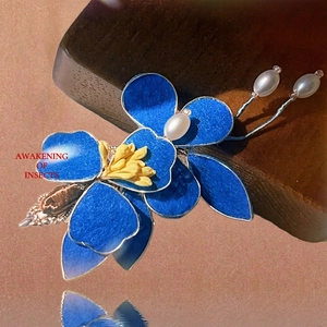 Fermaglio per capelli a fiore blu con bordi argento e perle su base in legno