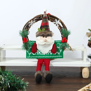 Détail d'une couronne de Noël avec Père Noël, chapeau à carreaux et signe de Noël