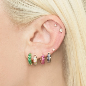Vergoldete Creolen-Set mit bunten Kristallen am Ohr für einen stilvollen Look