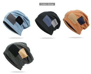 Dettaglio di berretti in cotone con trame geometriche e patch a contrasto strutturate
