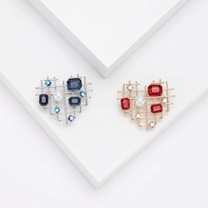 Alloy Heart Brooch With Rhinestones And Imitation Artificial Pearl Hollow Design Fashion Jewelry Accessory For Women And Men
