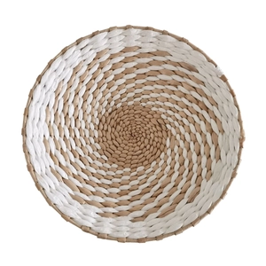 Dettaglio decorazione murale in alghe marine intrecciate a spirale bianco e naturale