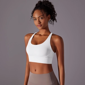 Dettaglio del reggiseno sportivo bianco con ampia fascia elastica per supporto e comfort