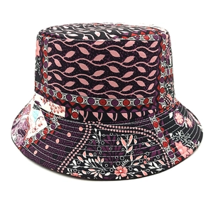 Dettaglio di un cappello a secchiello con stampa geometrica viola e cuciture di alta qualità