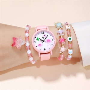 Gros plan d'une montre flamant rose et de bracelets en perles à étoiles sur un poignet