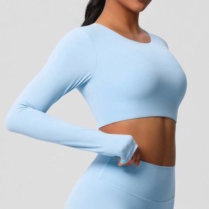 Vue détaillée du haut de yoga court bleu clair avec rembourrage et tissu brossé