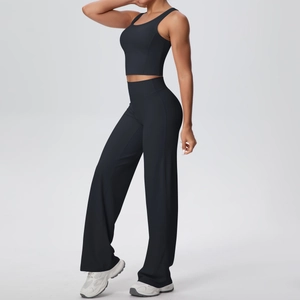 Dettaglio del set sportivo nero con pantaloni a gamba larga a vita alta e top corto