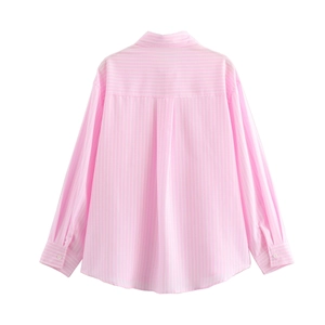 Vue arrière d'une chemise à rayures roses avec un pli et des détails de couture soignés