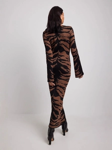 Robe longue en maille à manches longues avec imprimé tigre et coupe moulante chic