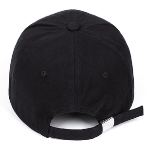 Détail de l'arrière d'une casquette en coton avec boucle de réglage en métal argenté