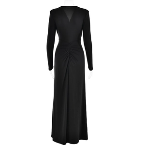 Vue détaillée du dos en V profond et de la taille froncée sur une robe longue noire