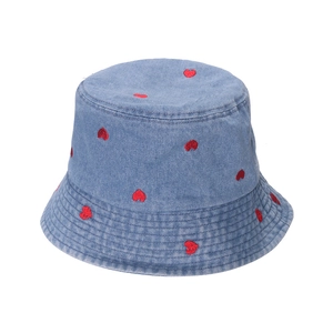 Bob en denim bleu avec broderies de cœurs rouges sur un fond blanc épuré