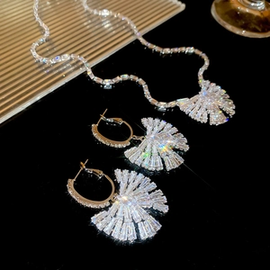 Parure collier et boucles d'oreilles papillon en zircon avec design élégant en éventail