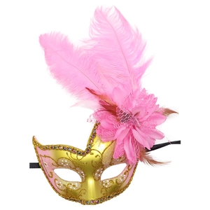 Dettaglio delle piume rosa e delle decorazioni floreali su maschera dorata