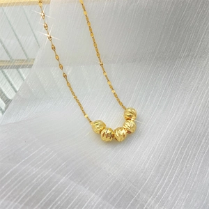 Collier plaqué or 18k orné de cinq perles de chance facettées sur chaîne fine