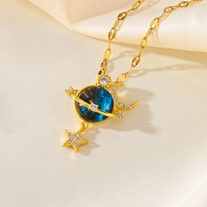 Makroaufnahme der Planetenhalskette mit Goldkette und funkelnden Kristall-Details