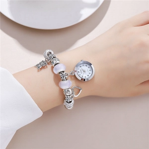 Montre-bracelet pour femme avec breloques cœur papillon et perles lavande argentées