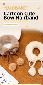 Detalle de coleteros de felpa con lazos tejidos y pompones suaves en beige