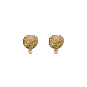 Orecchini a cuore vintage francese con perle color pesca e rilievi floreali dorati