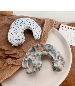 Détails des pinces à cheveux en acétate avec pois bleus et motifs terrazzo colorés