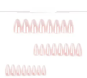 Détails de 24 faux ongles rose clair en forme d'amande avec une finition brillante