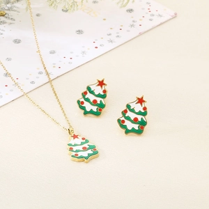 Détail de la parure de Noël avec collier doré et boucles d'oreilles sapin en émail