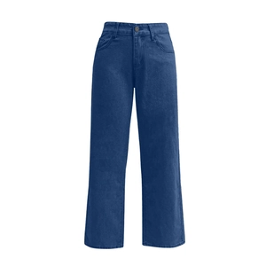 Détail d'un jean bleu foncé à taille haute et jambe droite avec cinq poches classiques