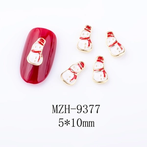 5x10mm Schneemann-Nagelkunst-Charm mit weißem Emaille und rotem Schal auf roten Nägeln