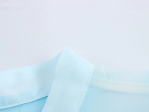 Primo piano del colletto della camicia azzurra con trama del tessuto e cuciture fini