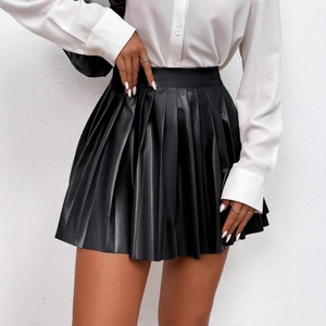 Minigonna a pieghe da tennis in pelle PU nera a vita alta per look sportivo e casual