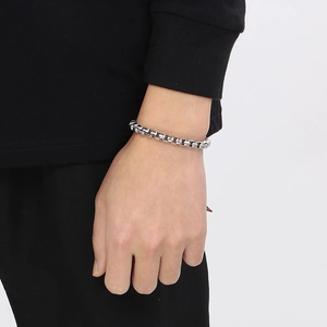 Dettaglio del bracciale a doppia catena argento con chiusura a teschio OT da uomo
