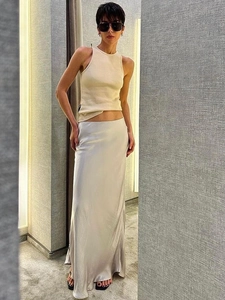 Elegante set top a costine beige e gonna midi in raso a sirena per donne di classe