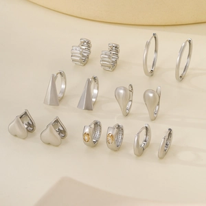 Lot de six boucles d'oreilles argentées minimalistes aux formes géométriques et zircon jaune