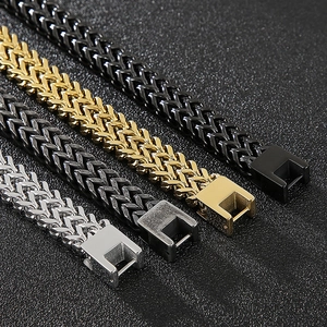 Detaillierte Nahaufnahme von Hiphop-Gliederketten aus Titanstahl in Gold, Silber, Grau, Schwarz