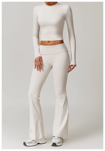 Détail du pantalon de yoga évasé taille haute et haut court à manches longues en blanc crème