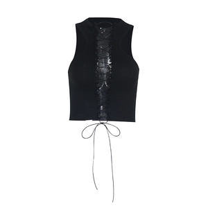 Detail van de vetersluiting aan de voorkant van een zwarte mouwloze slim-fit crop top