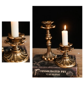 Dettaglio di candelabri vintage in bronzo con vassoi a petalo e base rotonda a sbalzo