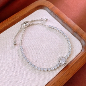 Vue macro d'un bracelet de tennis géométrique en zircone avec un fermoir à tirette réglable