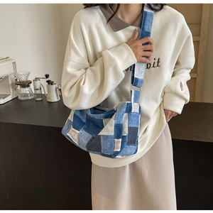 Détail du sac bandoulière en patchwork de denim bleu avec texture et bandoulière
