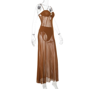 Détail du tissu en maille marron transparent avec boucle fleur en métal sur la robe