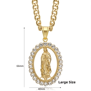 Dettaglio macro del pendente grande Vergine Maria placcato oro con cristalli, 66mm x 40mm