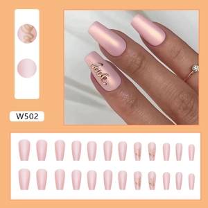 Faux ongles ballerine rose mat avec lettrage love doré en 3D et fini perlé