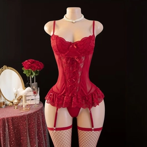 Détail d'un corset en dentelle rouge avec laçage croisé, nœuds et porte-jarretelles