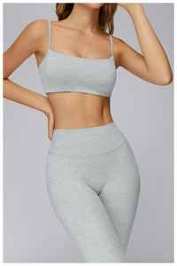 Dettaglio del set yoga grigio chiaro con doppie spalline e design con schiena scoperta