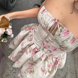 Mini abito in raso con stampa a rose, coulisse sul busto e dettagli plissettati
