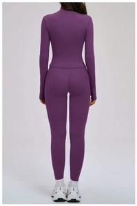 Détail de l'ensemble de yoga violet avec passe-pouces et couture liftante fessier