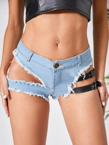 High-Waist Jeans-Shorts in Hellblau mit seitlichen Ausschnitten, Schnallen und Fransen