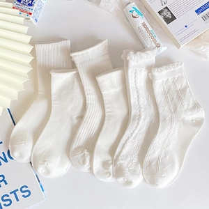 Cinq paires de chaussettes blanches en coton avec dentelle et motifs torsadés